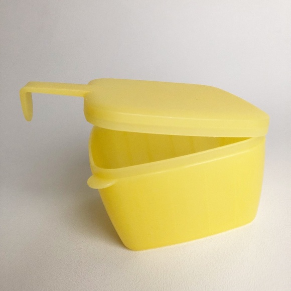 Tupperware Forget Me Knot Hanging Cheesep Keeper Container #5338 Yellow - Picture 1 of 11